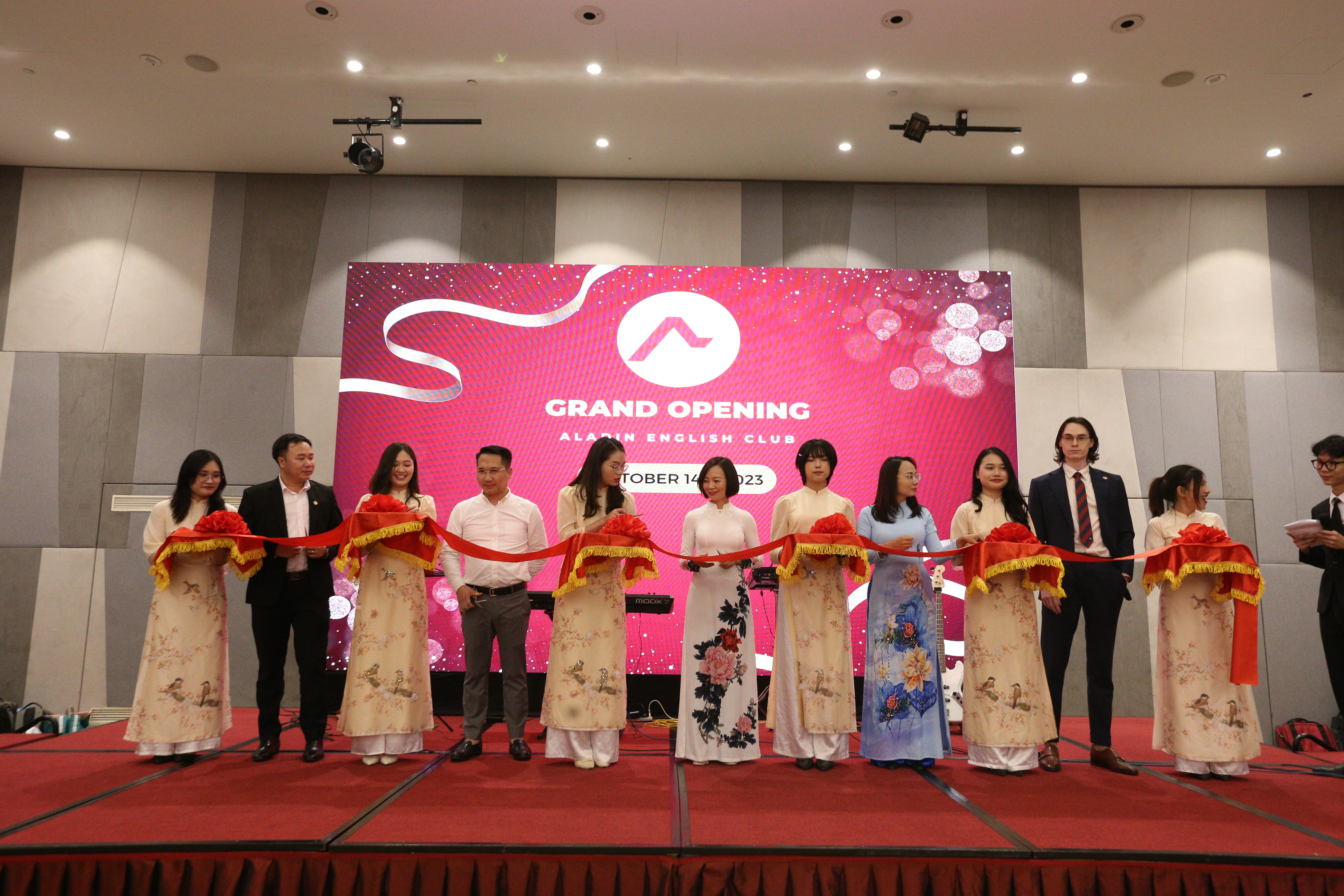 Khai trương Trung tâm Tiếng Anh Aladin